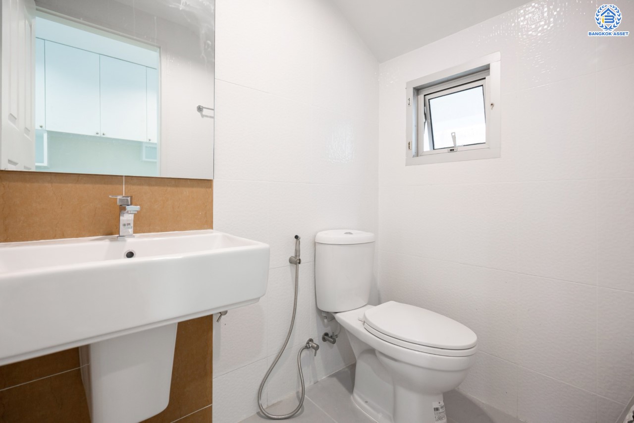 บ้านมือสองตกแต่งใหม่ ม.บ้านกลางเมืองสวิสทาวน์ เกษตร-นวมินทร์ แบรนด์ AP เนื้อที่ 20 ตร.ว. ฟังก์ชัน 3 ห้องนอน 3 ห้องน้ำ 1 ห้องอเนกประสงค์ จอดรถได้ 2 คัน ชีวิตแสนสงบ สภาพแวดล้อมเยี่ยม เชื่อมต่อ ถ.พหลโยธิน, ถ.เกษตร-นวมินทร์ ใกล้ ม.เกษตร, รถไฟฟ้าสายสีเขียว "สถานีมหาวิทยาลัยเกษตรศาสตร์" และทางด่วน "รามอินทรา-อาจณรงค์"...